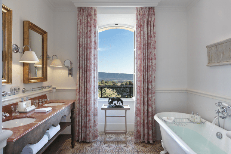 Airelles Gordes, La Bastide - One Bedroom Suite Bathroom