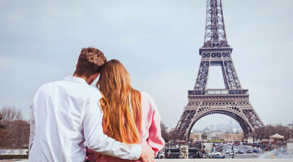 couples facing the eiffel tower during their honeymoon to France