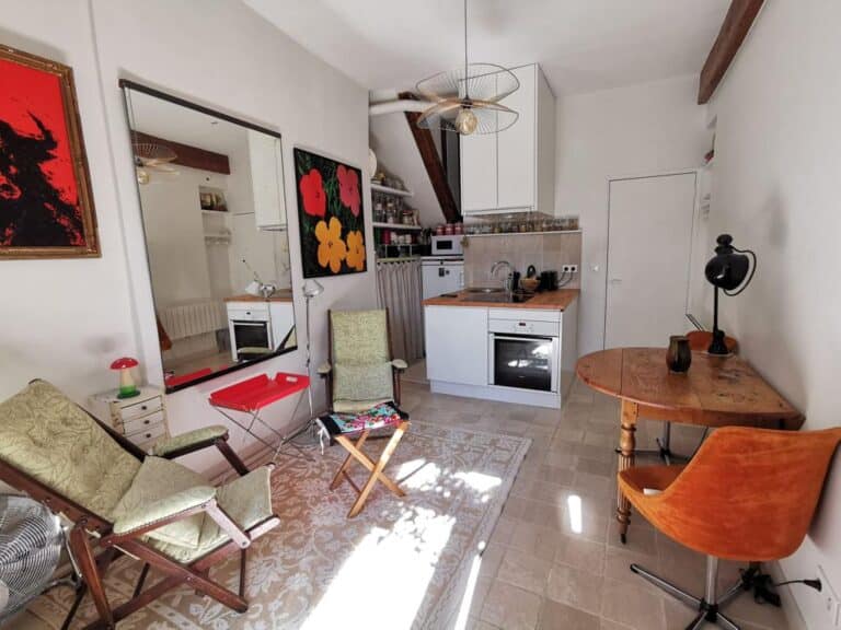Le Marais Homestay - Living Room